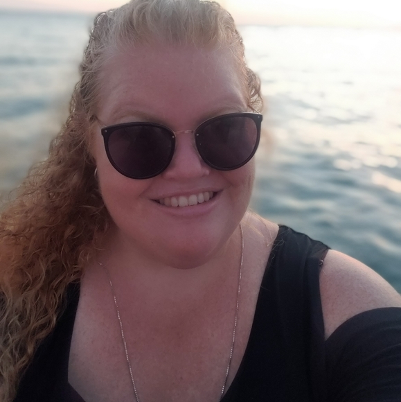 Meet your Posher, Nicole - Picture 2 of 2